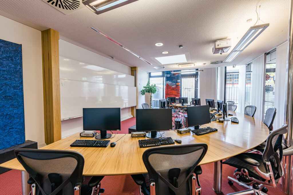 NT Systems Schulungsraum – Blick auf Whiteboard